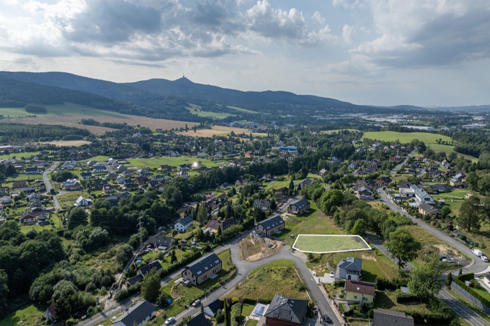 Slunný stavební pozemek 1131 m² v obci Šimonovice